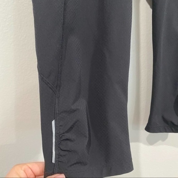 Athleta Be Free Black Crop Capri Reflective Pocket Legging Size Small - Picture 5 of 9